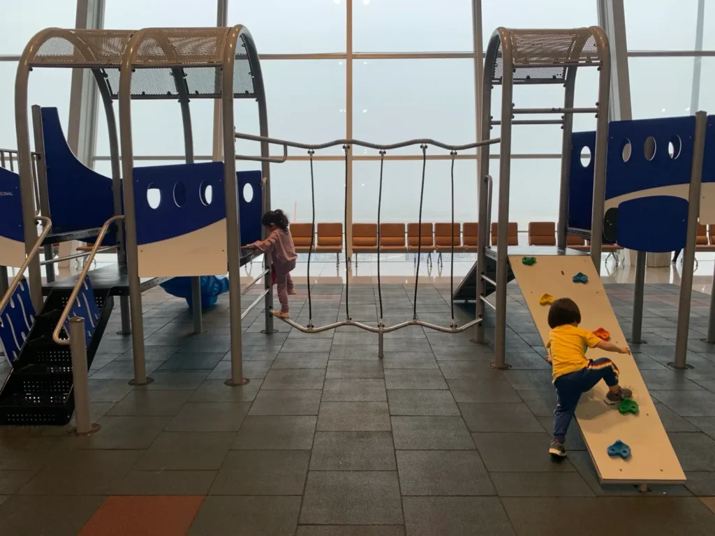 飛行機をモチーフにした大きな遊具